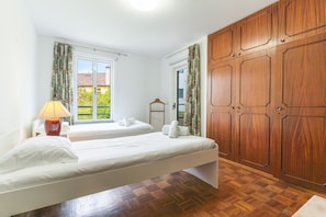 3 bedrooms, iron/ironing board, free WiFi, bed sheets