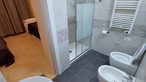 تجهيزات دش، دُش غزير، مستلزمات مجانية للعناية الشخصية، مجففات شعر