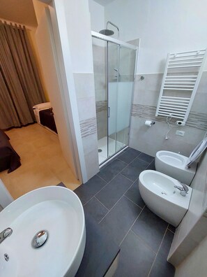 Een douche, een regendouche, gratis toiletartikelen, een haardroger