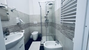 Shower, rainfall showerhead, free toiletries, hair dryer