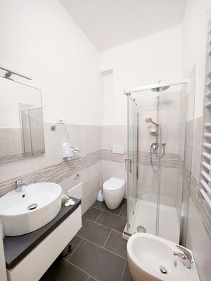Shower, rainfall showerhead, free toiletries, hair dryer - Bonaini Relax B&B (Pisa)