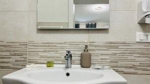 Shower, rainfall showerhead, free toiletries, hair dryer - Bonaini Relax B&B (Pisa)