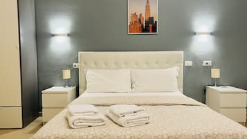 Habitación básica con 1 cama matrimonial o 2 individuales, baño privado | Sábanas de algodón egipcio, ropa de cama de alta calidad y edredón