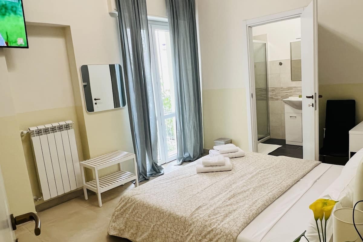 Habitación estándar, balcón | Sábanas de algodón egipcio, ropa de cama de alta calidad y edredón