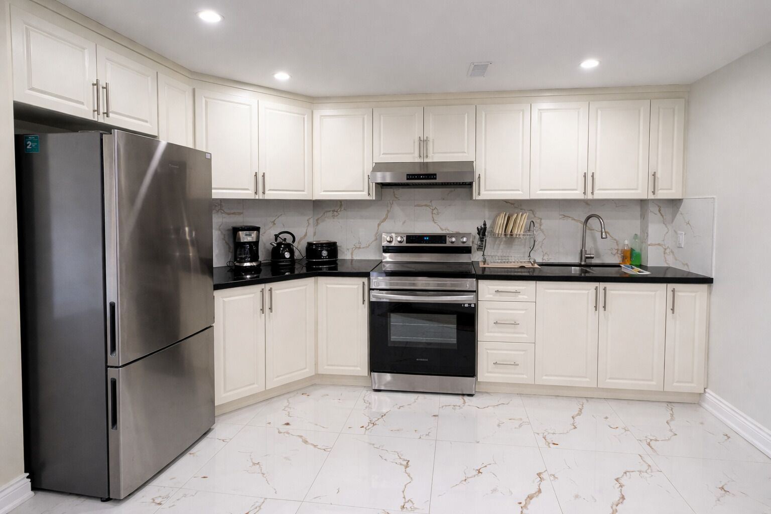 Frigorífic, microones, forn i placa de cuina 