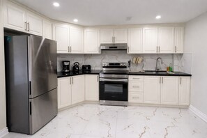 Frigorífico, microondas, horno y placa de cocina