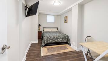 3 bedrooms, desk, iron/ironing board, free WiFi