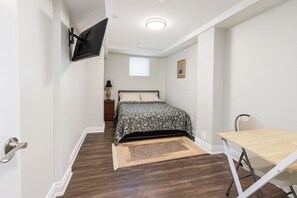 3 bedrooms, desk, iron/ironing board, free WiFi