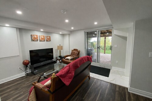 Sous-sol rénové avec entrée privée, à 5 minutes à pied de l'hôpital Headwaters.