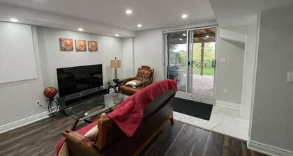 Sous-sol rénové avec entrée privée, à 5 minutes à pied de l'hÎpital Headwaters.