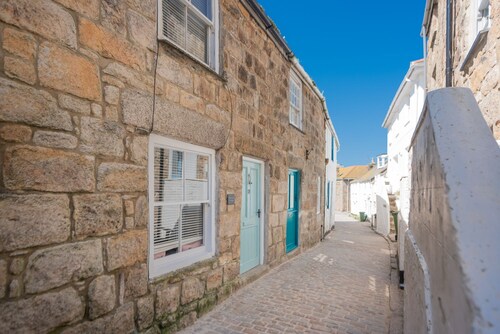 Old Arch Cottage, The Digey -  100m From Beach & Town - Free WiFi - Pets