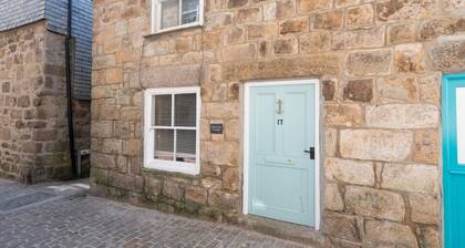 Old Arch Cottage, The Digey - a cottage that sleeps 5 guests in 2 bedrooms