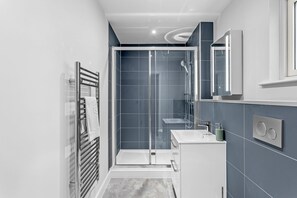 Combined shower/tub, hair dryer, towels