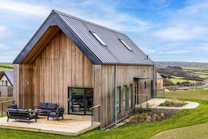 Terrace/patio - 8 The Vista, Willingcott Nr Woolacombe - Hot tub/ On-site pool/ EV Charger/ Ecohome (Woolacombe)