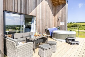 Outdoor spa tub - 2 The Vista, Willingcott Nr Woolacombe - Hot tub/ Pet friendly/ On-site pool / Ecohome (Woolacombe)