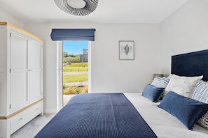4 bedrooms, iron/ironing board, Internet, bed sheets