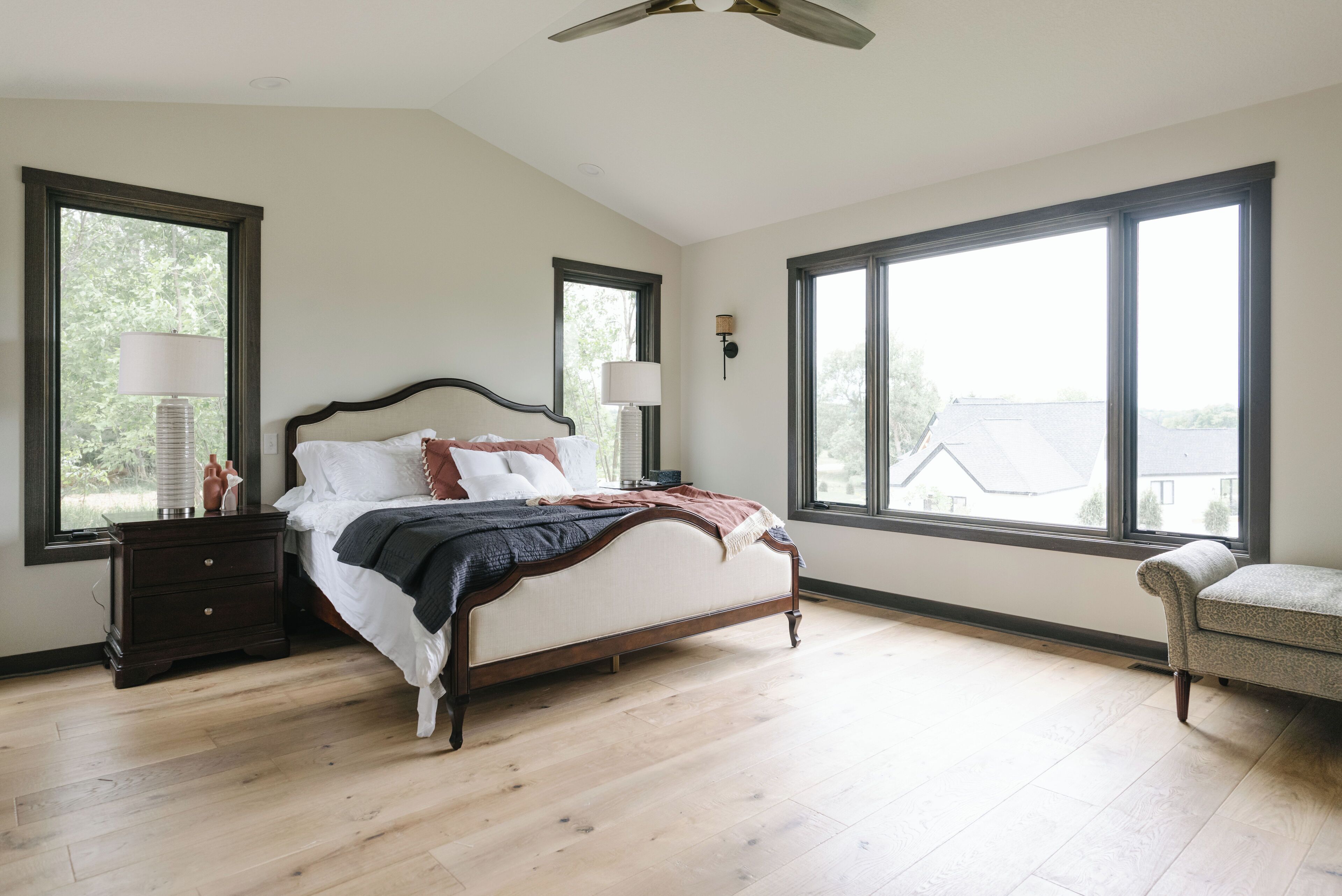 5 عدّة غرف نوم ومكواة/لوح كي وواي فاي وملاءات أسرّة