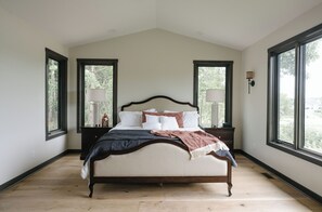 5 bedrooms, iron/ironing board, WiFi, bed sheets