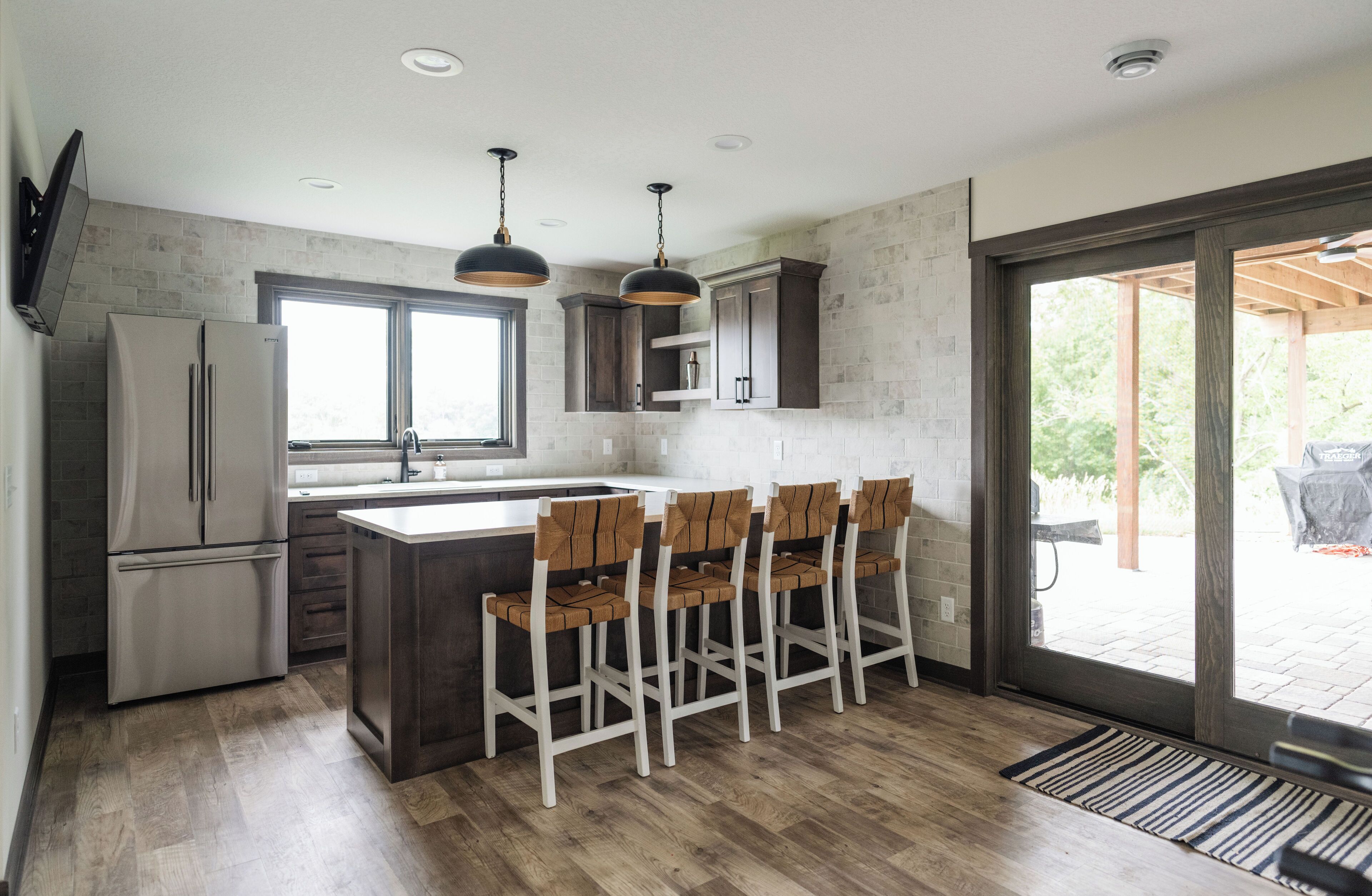 Jääkaappi, mikroaaltouuni, uuni, liesi