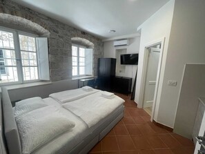 1 chambre, fer et planche à repasser, Wi-Fi gratuit, draps fournis