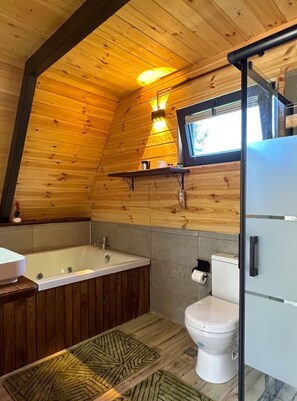 3-LOYA Luxury Bungalov with Heated Pool | Bathroom | Separate tub and shower, jetted tub, rainfall showerhead