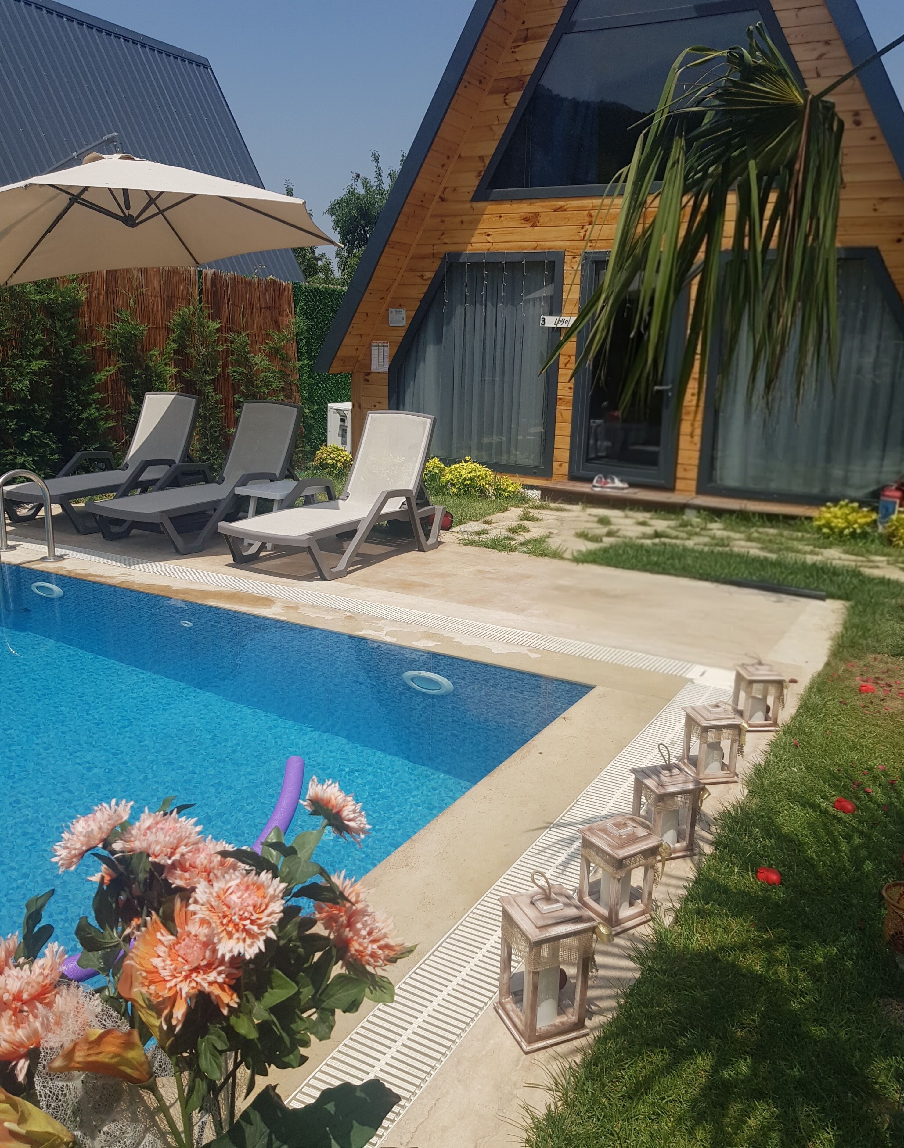 3-LOYA Luxury Bungalov with Heated Pool | Opholdsområde | 43-tommers smart-tv med digitale kanaler, premierefilm, betalingsfilm