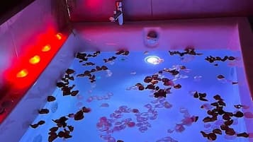 4-SANA-LUX BUNGALOW WITH HEATED POOL | Bathroom | Separate tub and shower, jetted tub, rainfall showerhead