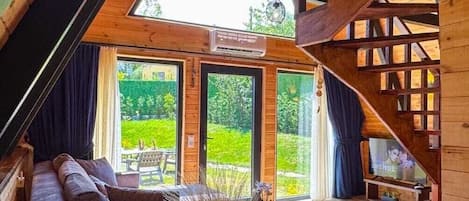 Bungalow de lujo, 1 cama King size y sofá cama, hidromasaje | Área de sala de estar | Smart TV de 43 pulgadas con canales digitales y películas de estreno