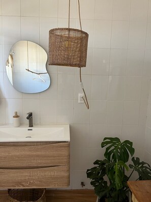 Secadora de cabello, toallas, papel de baño
