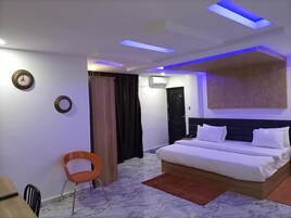 1 habitación, tabla de planchar con plancha y wifi gratis 