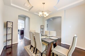Dining - 5-STARS HOST! Spacious 4-2.5 Pearland Clear Lake Friendswood. World Cup 2026 (Houston)