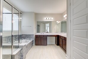 Hair dryer, bidet, towels, soap - 5-STARS HOST! Spacious 4-2.5 Pearland Clear Lake Friendswood. World Cup 2026 (Houston)