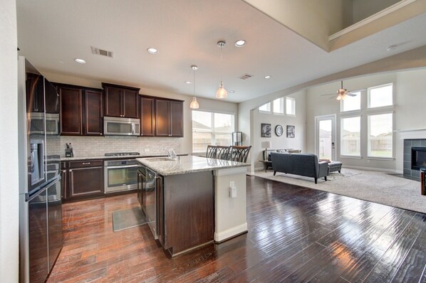 冷蔵庫、電子レンジ、オーブン、コンロ