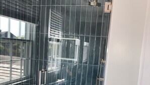 تجهيزات دش، مجففات شعر، مناشف، صابون
