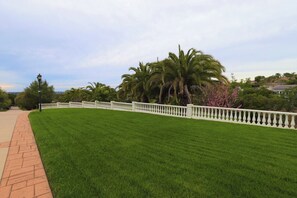 Property grounds - Bright & Spacious Studio in Peaceful Neighborhood  (Vista)