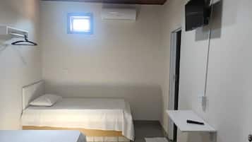 Quarto básico, 2 camas de solteiro, acessível, para não fumantes | 1 quarto, Wi-Fi de cortesia