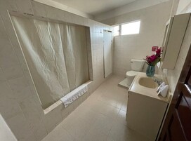 Habitación junior | Baño | Ducha y toallas