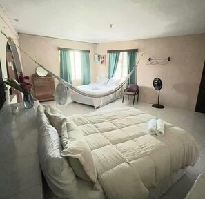 Family Room | Laptop workspace, free WiFi, bed sheets - Arnold's Guest House (San Ignacio)