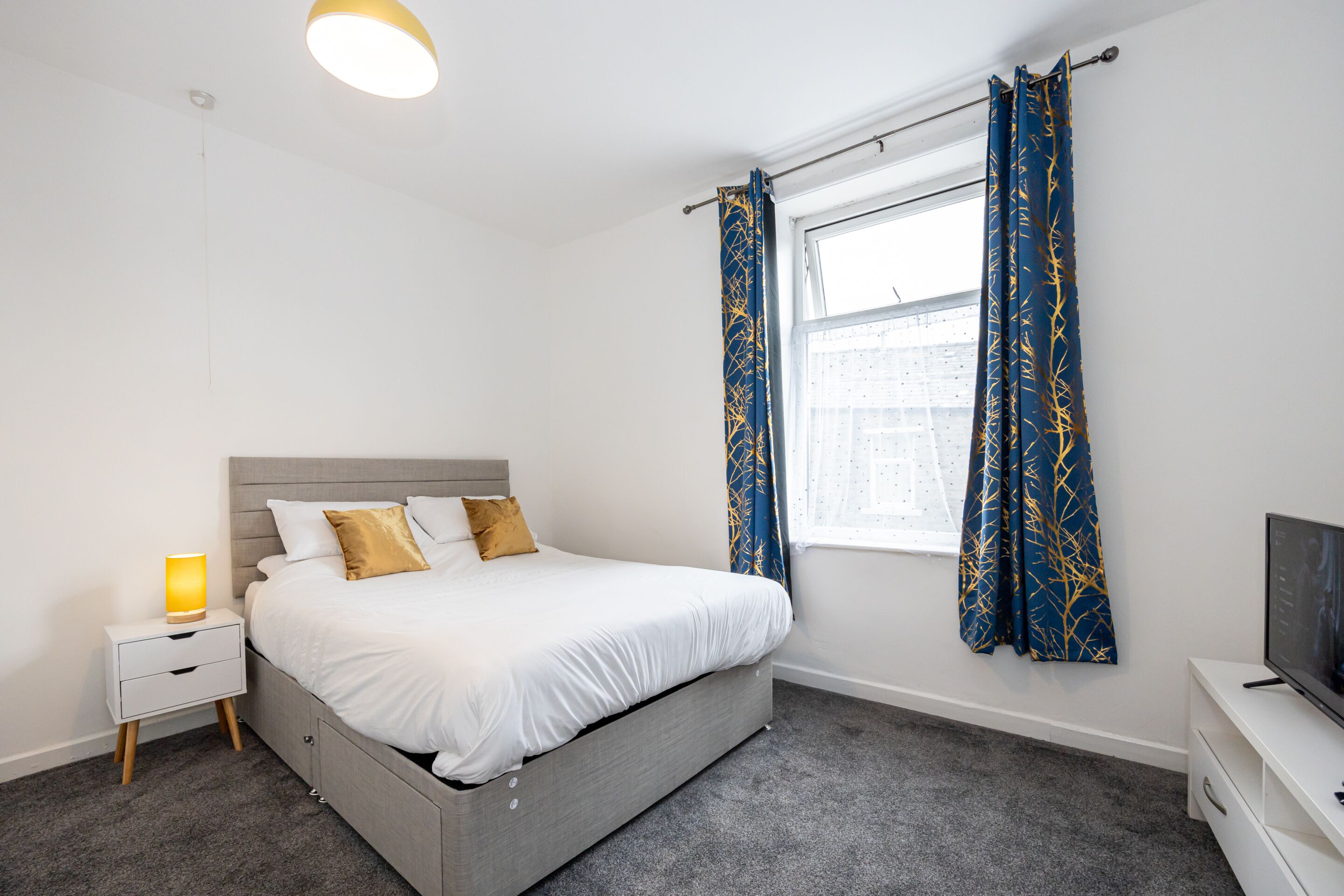 3 bedrooms, iron/ironing board, WiFi (free), bed sheets