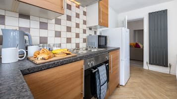 Geladeira, talheres/pratos/utensílios de cozinha