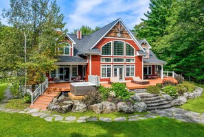 Exterior - 8 bed 5 bath cottage on Lake Muskoka, 9 acres! (Torrance)