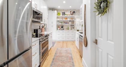 The Happy Place - Renovated + Walkable in the heart of Port Royal<br>
