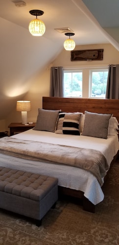 King Suite at Public House, food trucks & craft beer on site, walk to UNH & town