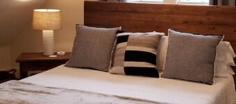 King Suite at Public House, food trucks & craft beer on site, walk to UNH & town