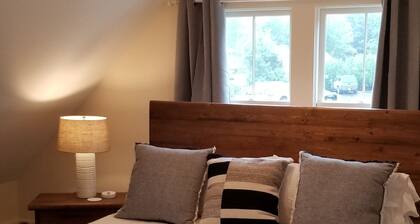 King Suite at Public House, food trucks & craft beer on site, walk to UNH & town