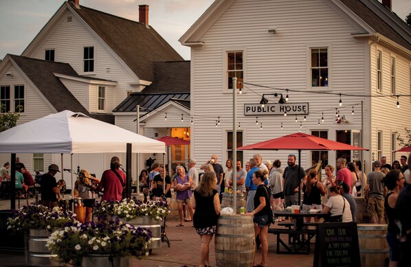 Outdoor dining - King Suite at Public House, food trucks & craft beer on site, walk to UNH & town (Durham)