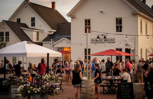 King Suite at Public House, food trucks & craft beer on site, walk to UNH & town