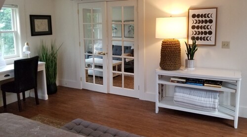 King Suite at Public House, food trucks & craft beer on site, walk to UNH & town