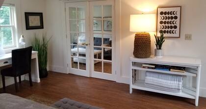 King Suite at Public House, food trucks & craft beer on site, walk to UNH & town