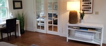 King Suite at Public House, food trucks & craft beer on site, walk to UNH & town